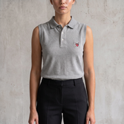 Vintage Ralph Lauren Poloshirt ärmellos in Grau, Größe XL – Damen, am Model getragen