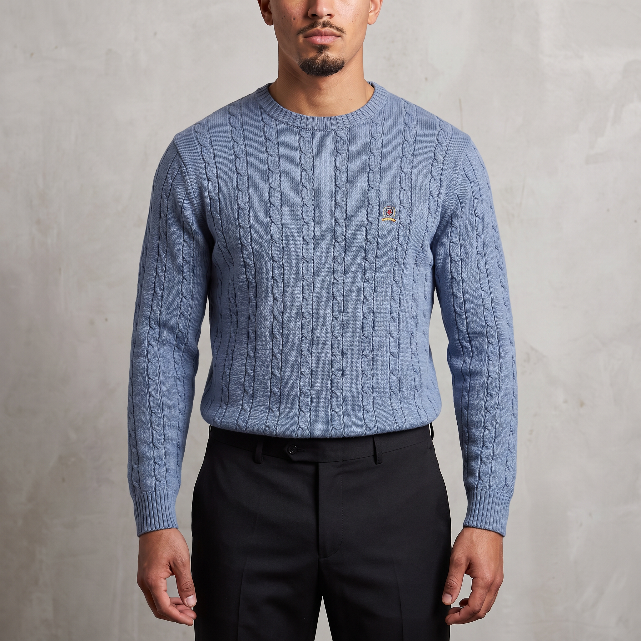 Vintage Tommy Hilfiger Strickpullover in Blau, Größe M – Herren, am Model getragen