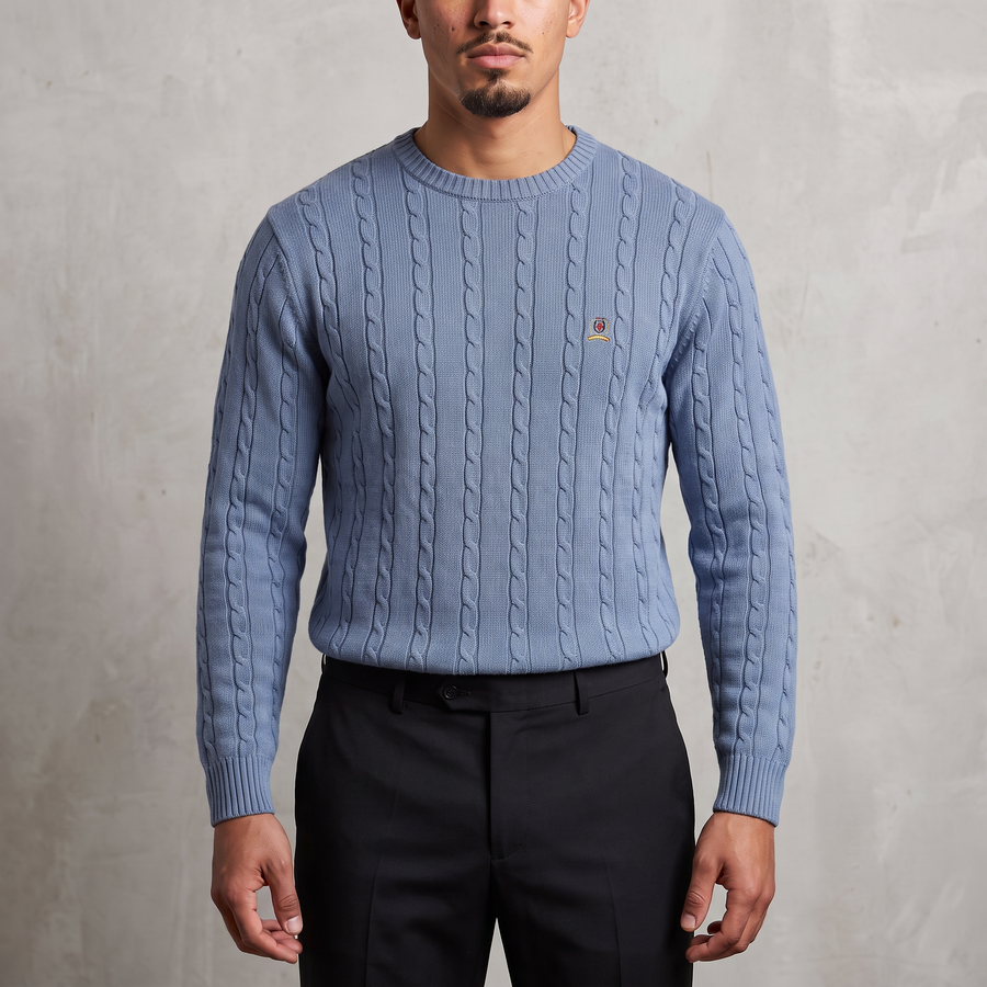 Vintage Tommy Hilfiger Strickpullover in Blau, Größe M – Herren, am Model getragen