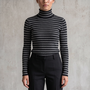 Vintage Ralph Lauren Rollkragenpullover in Grau/Schwarz, Größe M – Damen, am Model getragen