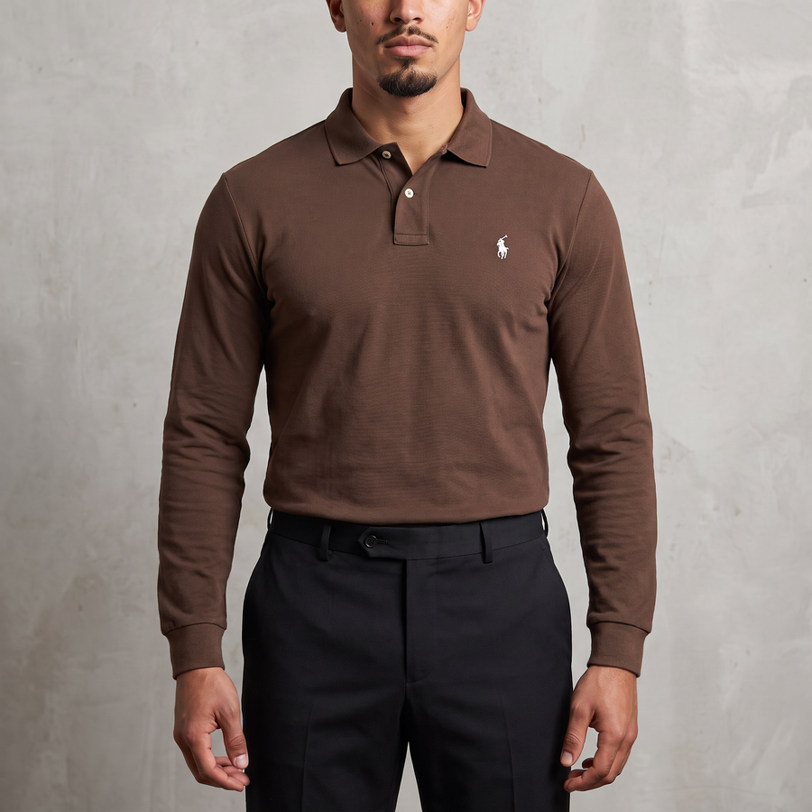 Vintage Ralph Lauren Langarm-Poloshirt in Braun, Größe XL – Herren, am Model getragen