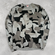 Wytek vintage Lacoste sweatshirt in grey with a geometric camouflage pattern and iconic green crocodile logo.