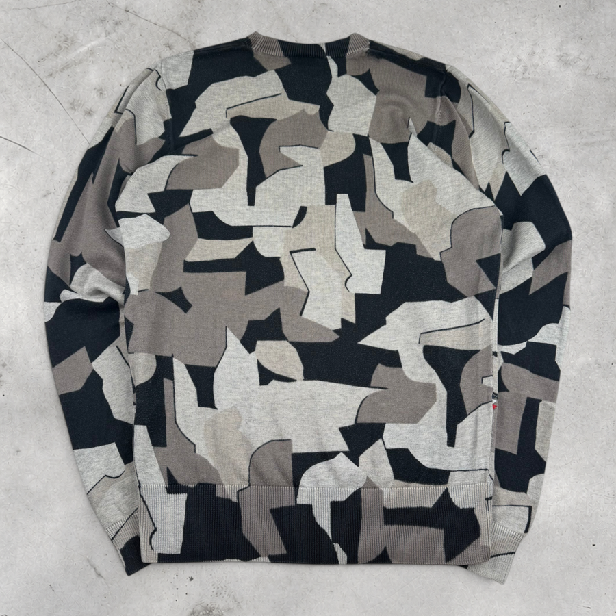 Wytek vintage Lacoste cotton sweatshirt in grey with a geometric abstract pattern, back view.