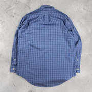 Rückansicht eines blauen karierten Vintage Ralph Lauren Hemdes aus Baumwolle von Wytek auf grauem Hintergrund
