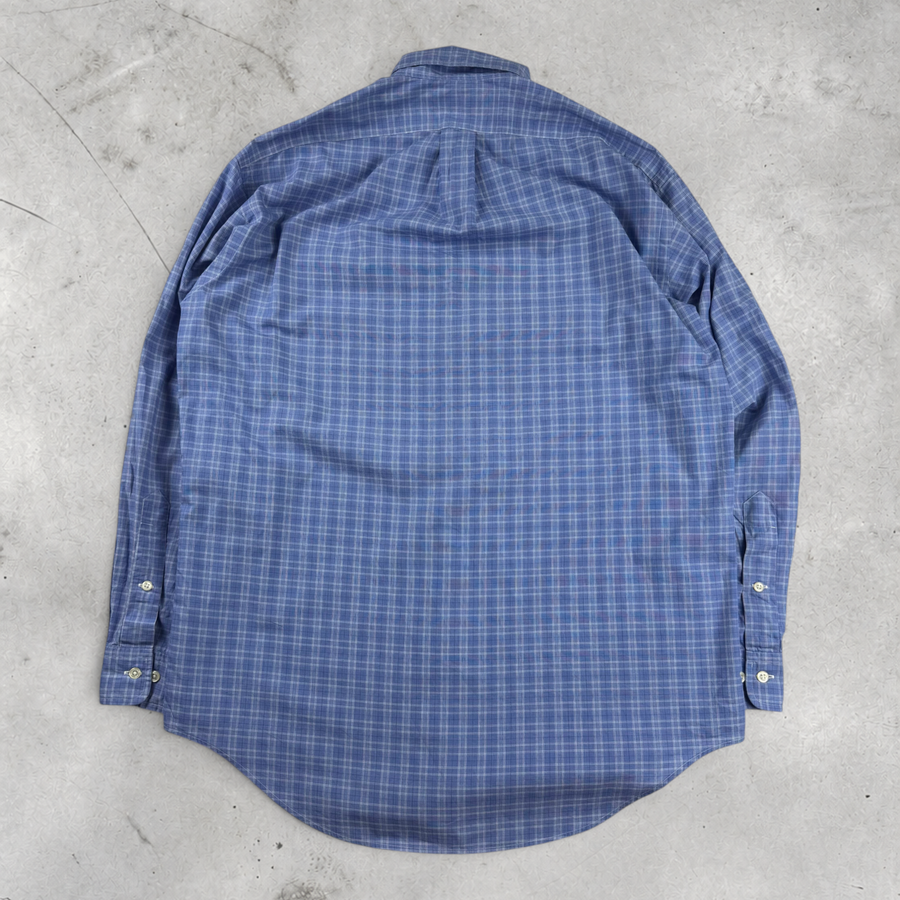 Rückansicht eines blauen karierten Vintage Ralph Lauren Hemdes aus Baumwolle von Wytek auf grauem Hintergrund